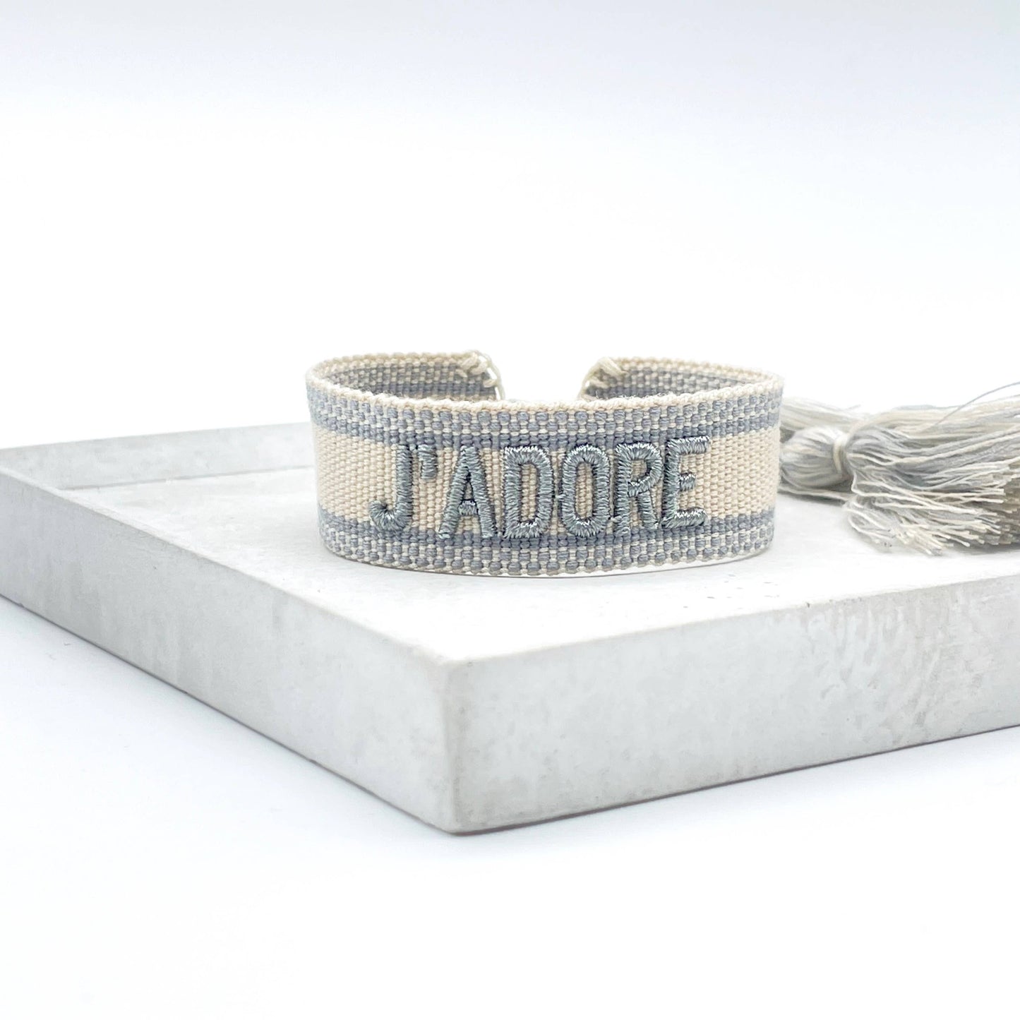 Bracelet message tissé et brodé « J'ADORE »