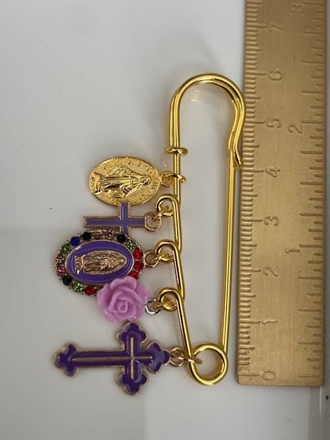 Broche croix médaille religieuse violet