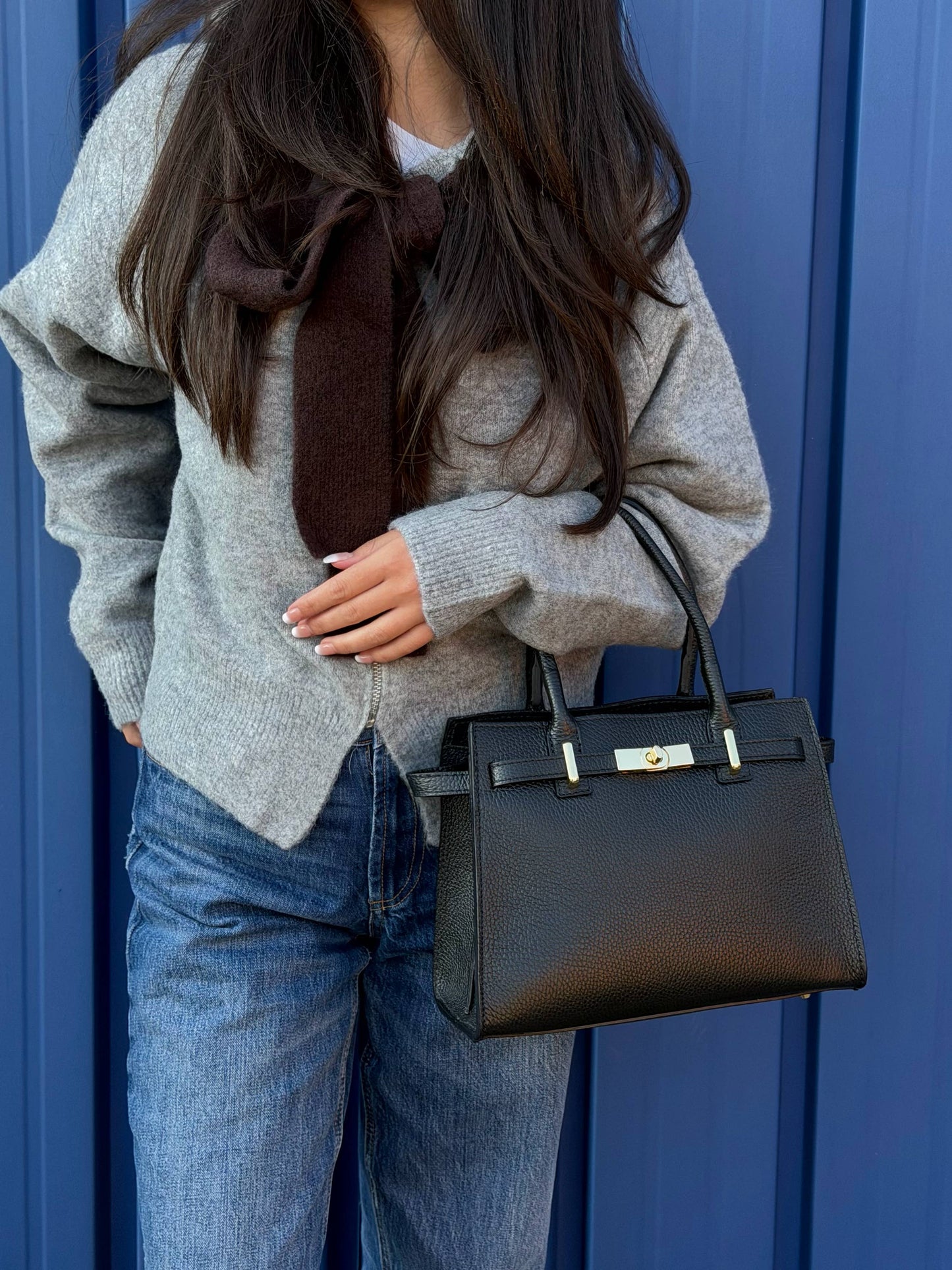 Sac en cuir véritable avec bandoulière et accessoires dorés: Bourgogne