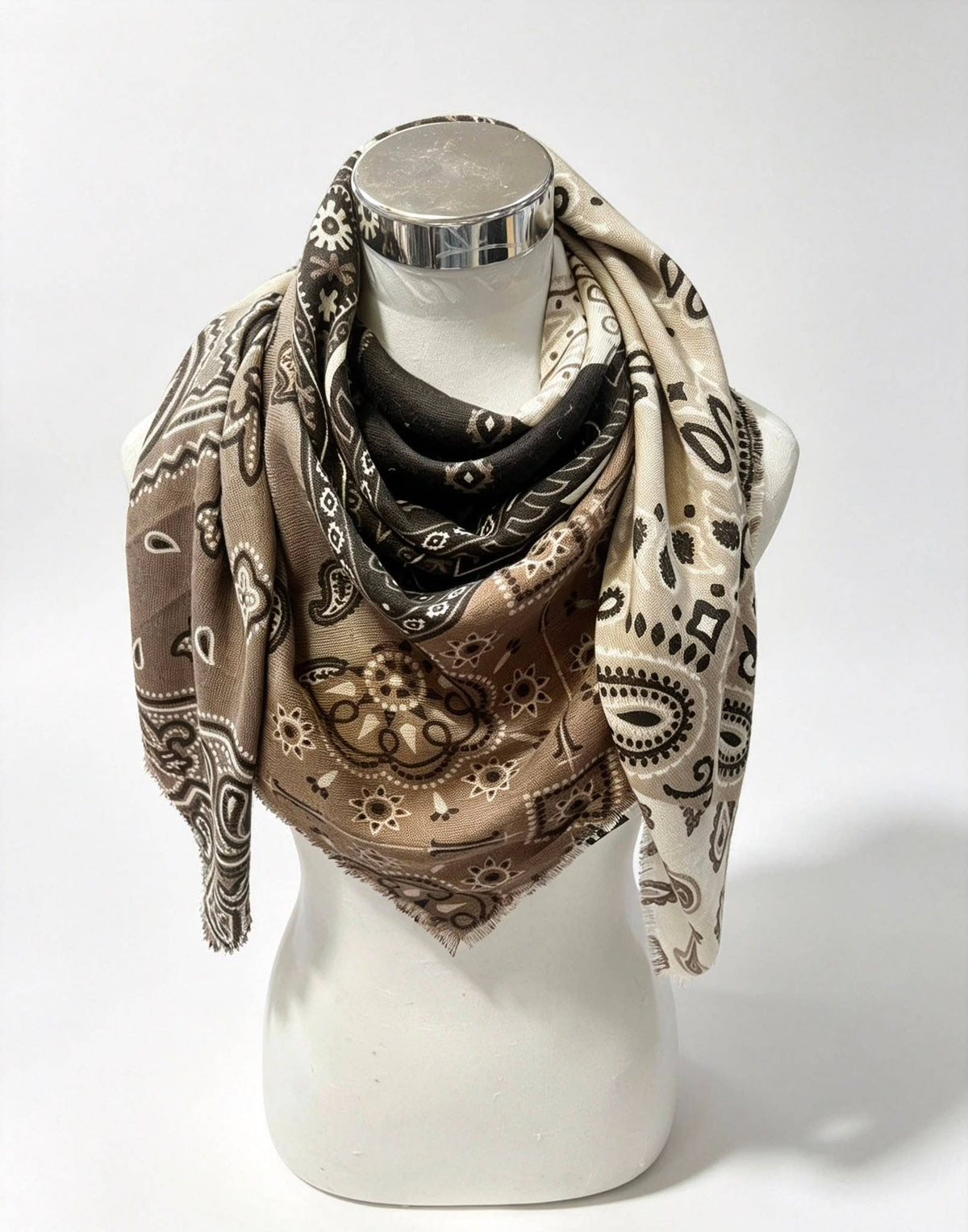 Echarpe Grand Carré Lainé Bandana pachwork: Beige – photo 2 – Miss Cappuccino