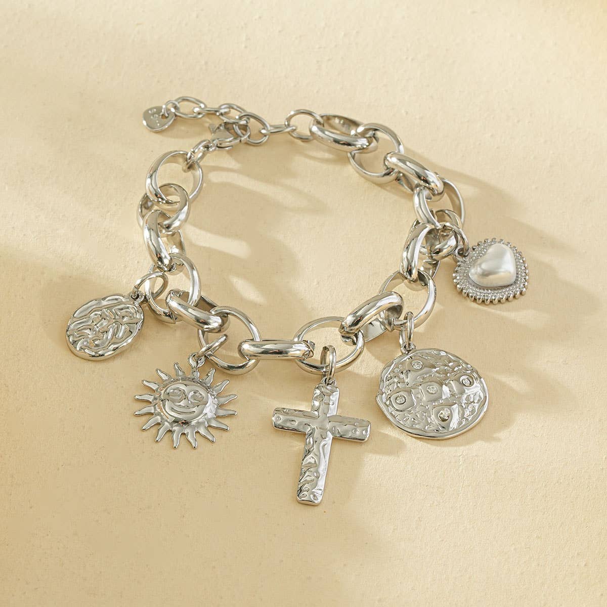 Bracelet croix chaîne argentée pendentifs martelés