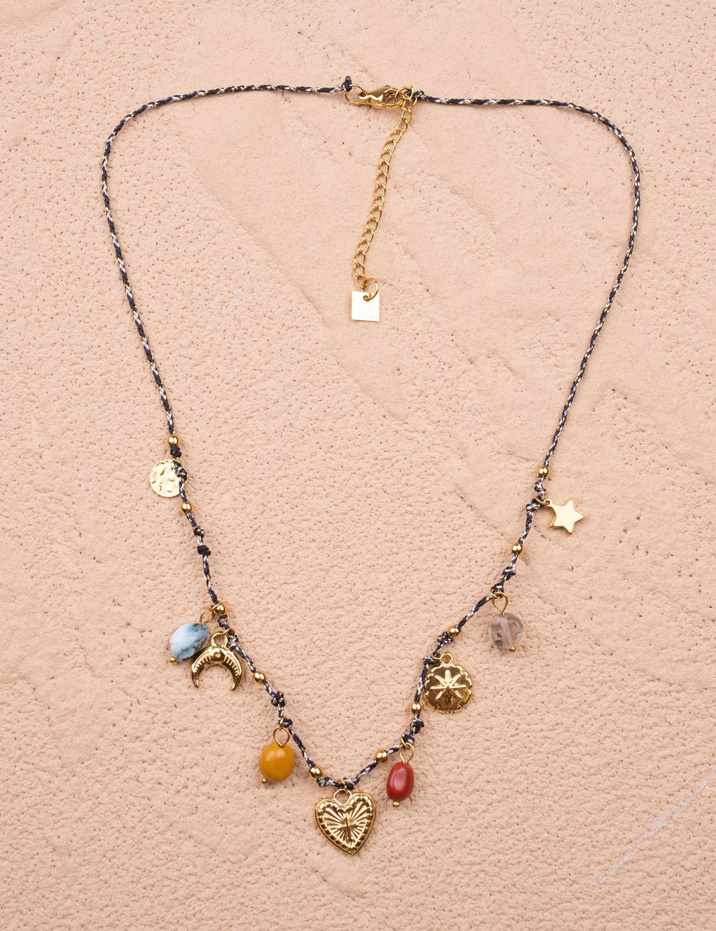 Collier AMOR : élégance intemporelle en acier inoxydable. Ce bijou créatif allie durabilité et style, parfait pour sublimer votre silhouette au quotidien. Résistant à la corrosion, il conserve son éclat naturel sans entretien excessif. Un accessoire polyvalent qui s'adapte à tous vos looks, du casual au sophistiqué