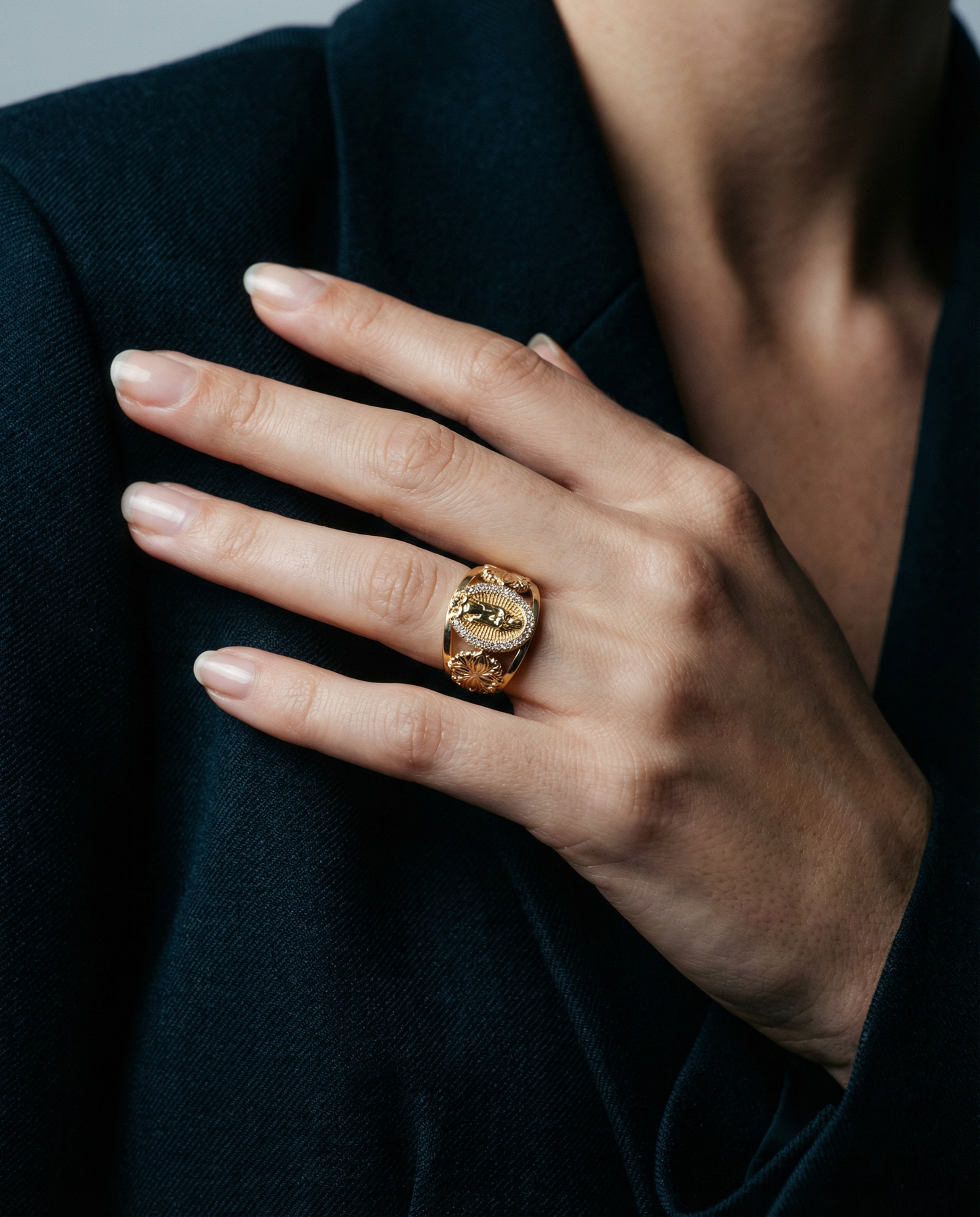 Bague catholique plaquée or avec médaillon de la Vierge Marie