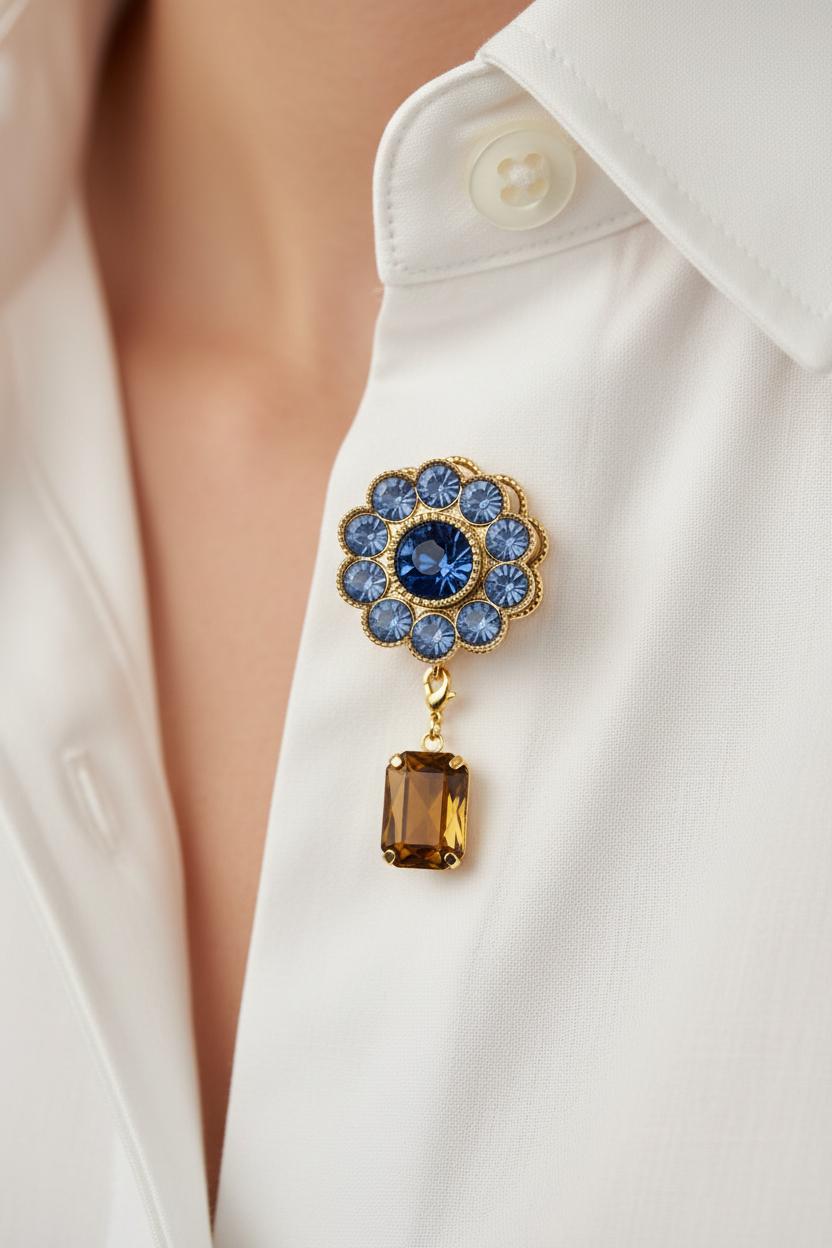 Bijou de bouton fleur de fraisier bleu & sa pampille cabochon cognac