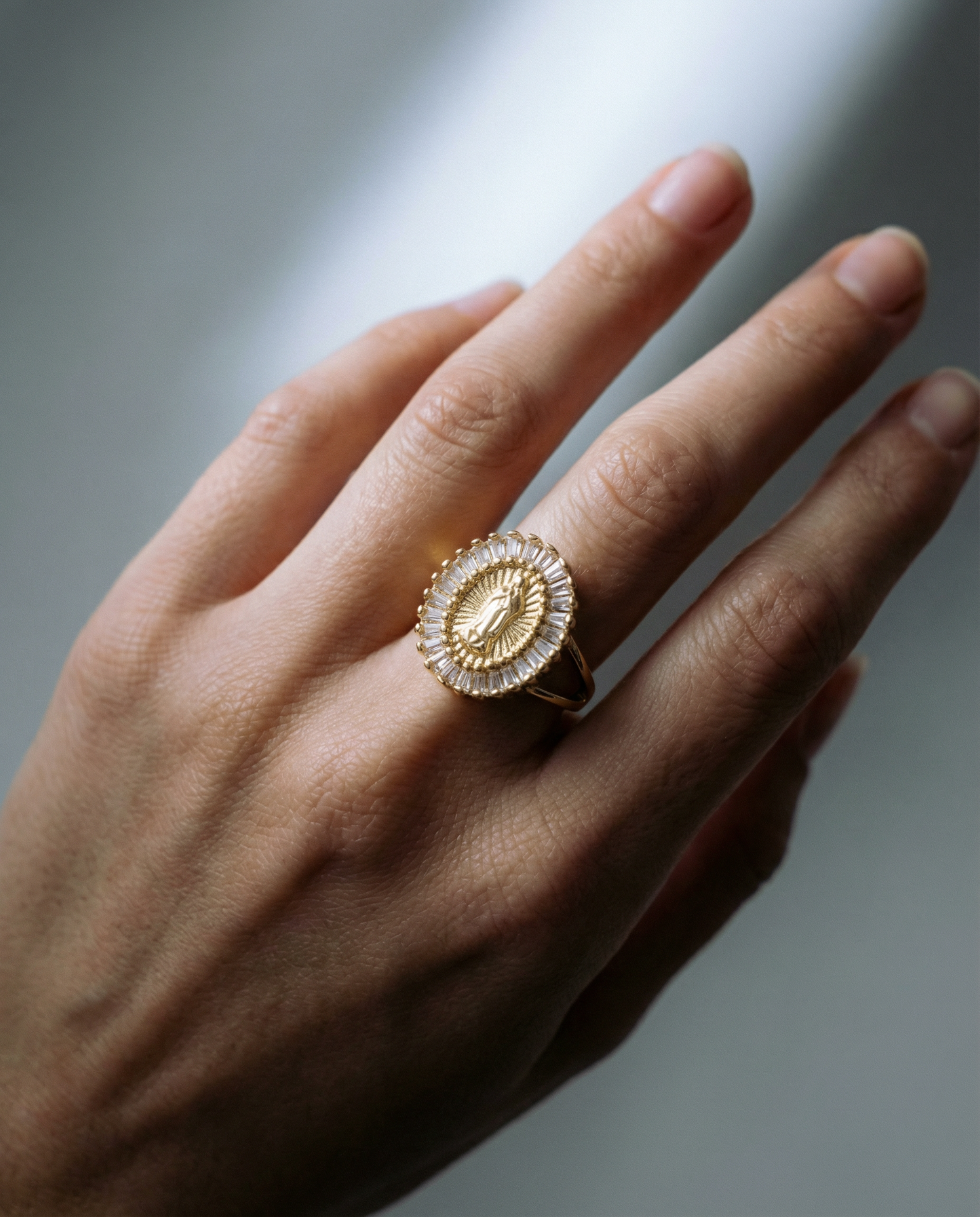Bague catholique avec Vierge Marie et zircon cubique baguette