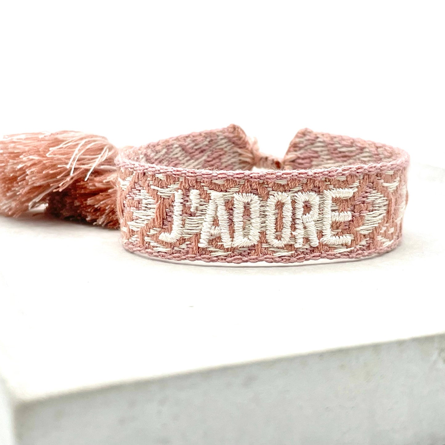 Bracelet tendance J'ADORE tissé et brodé