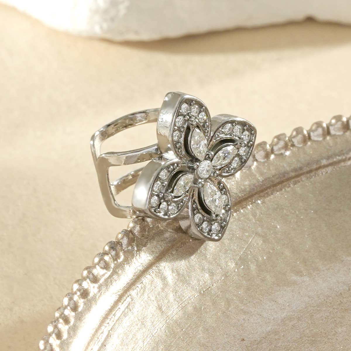 Bijou d’oreille EARCUFF argenté à motif fleur  pavée de strass