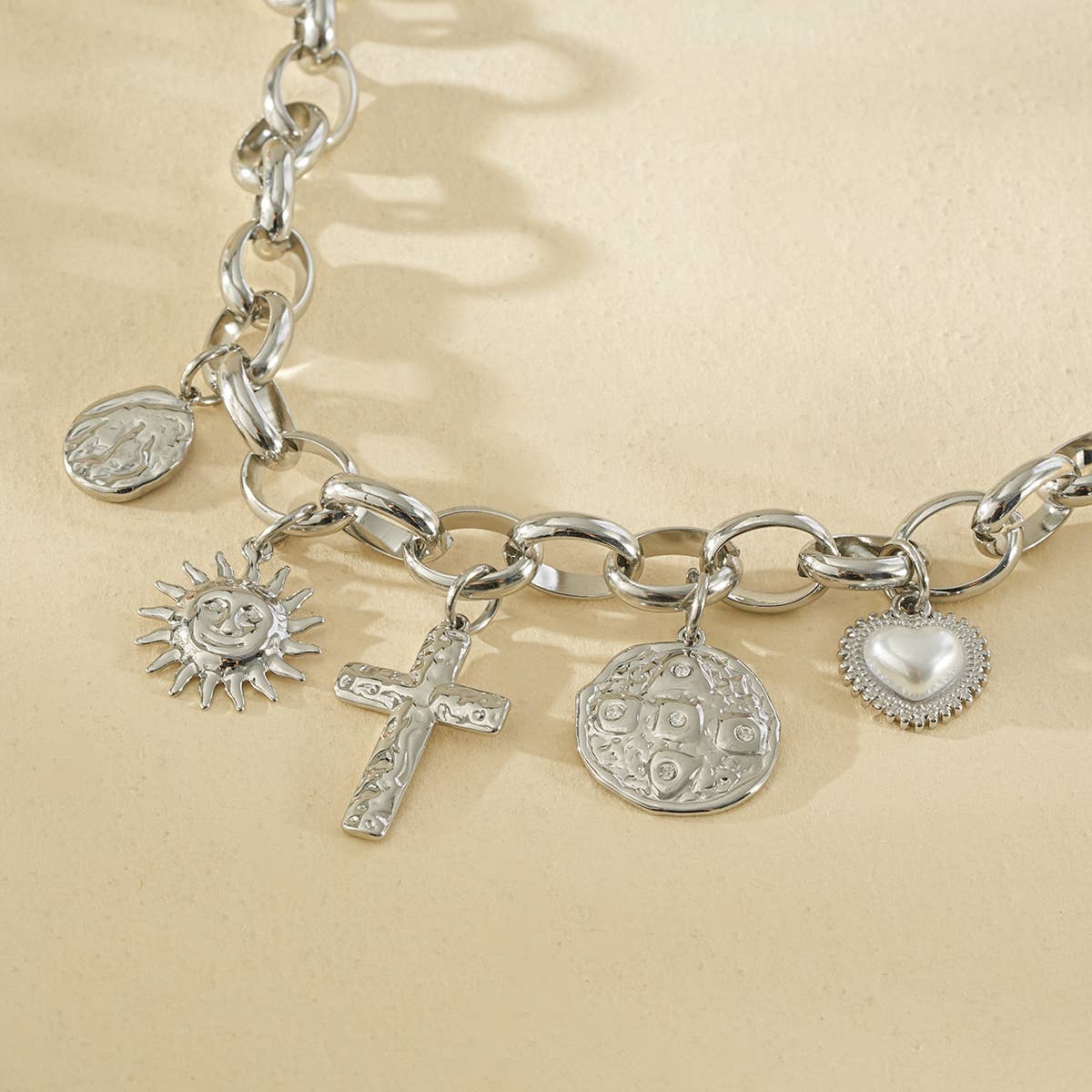 Collier croix  chaîne argentée pendentifs martelés