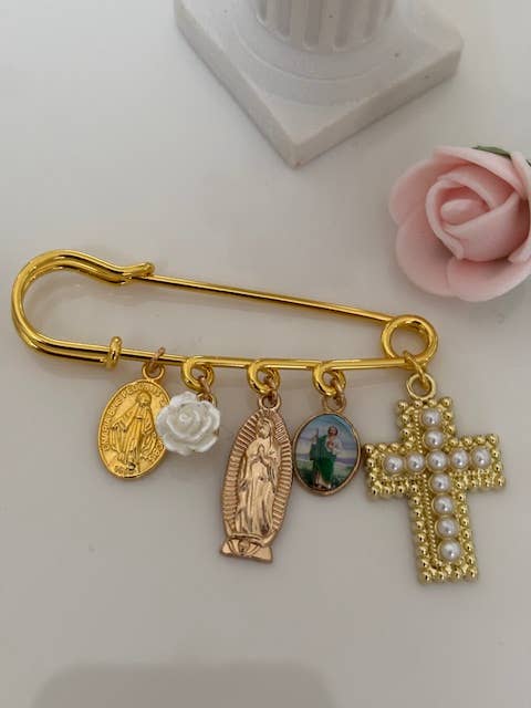 Broche croix médaille religieuse rose blanche