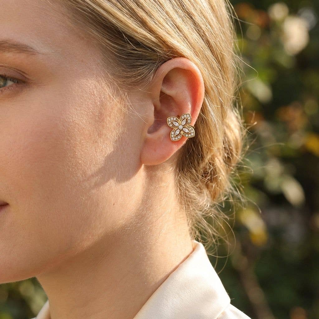 Bijou d’oreille doré à motif fleur  pavée de strass