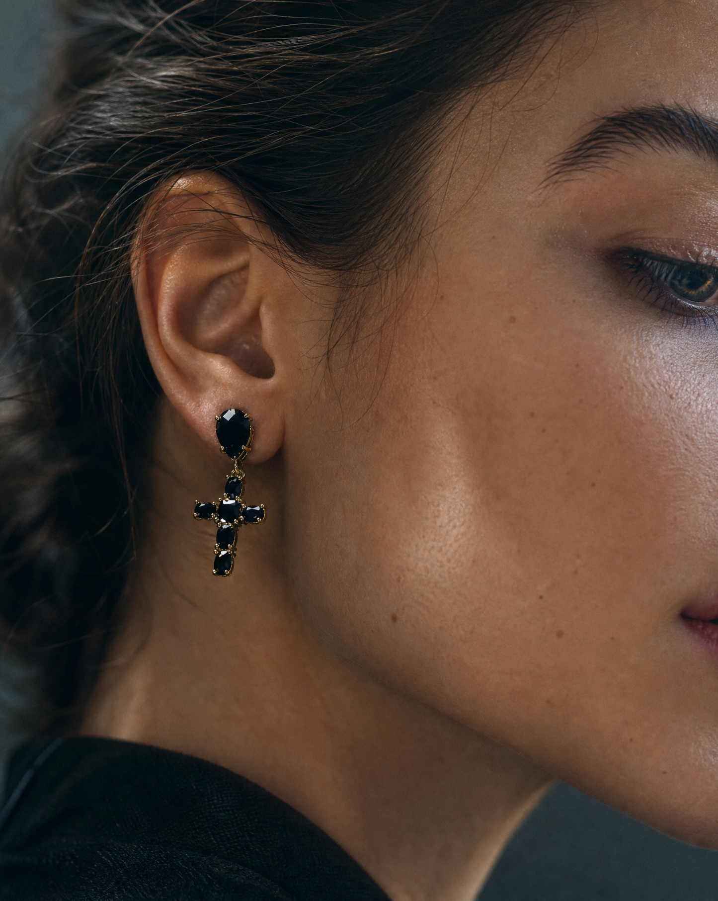 Boucles d'oreilles pendantes croix en pierre noire