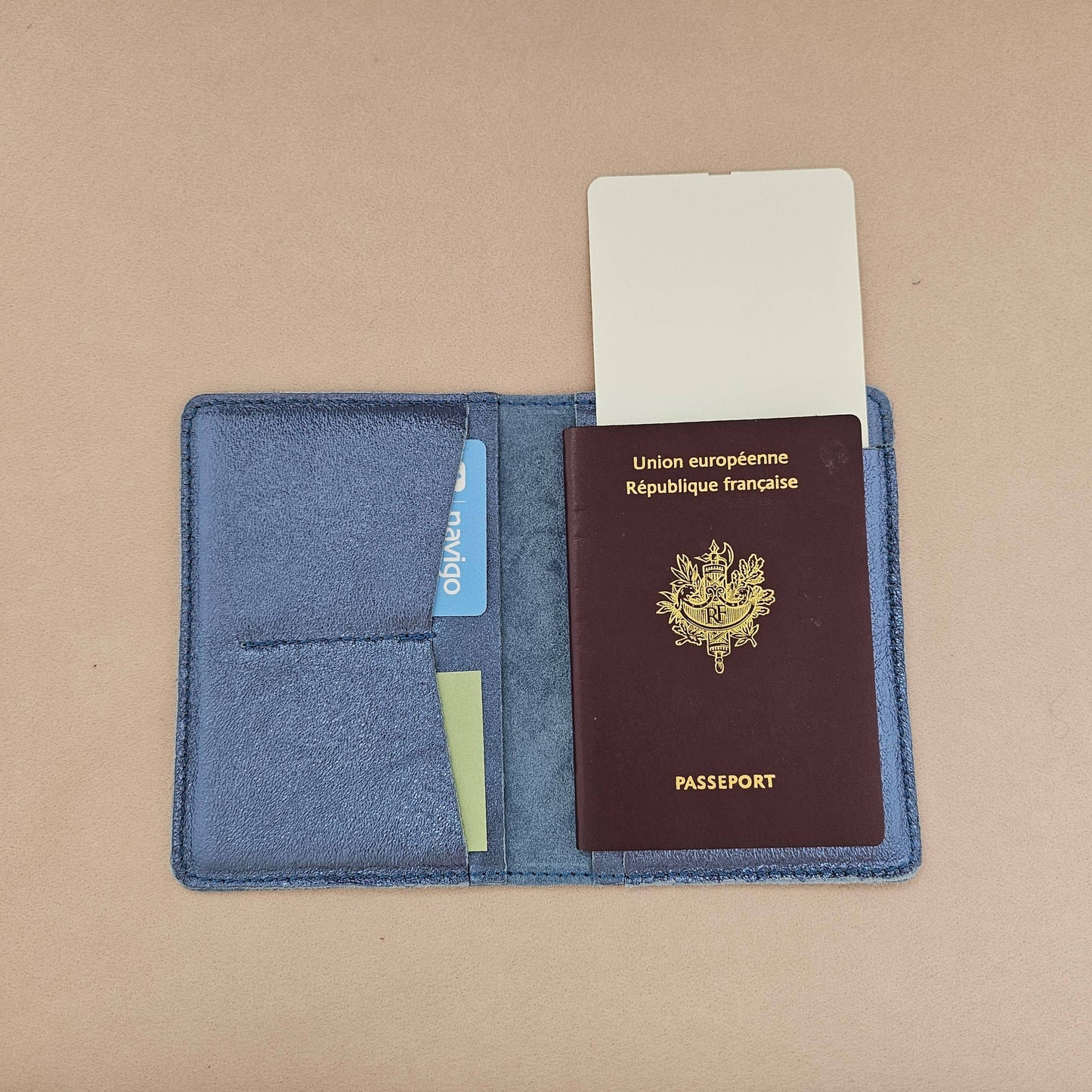 Porte passeport cuir: Léo clair