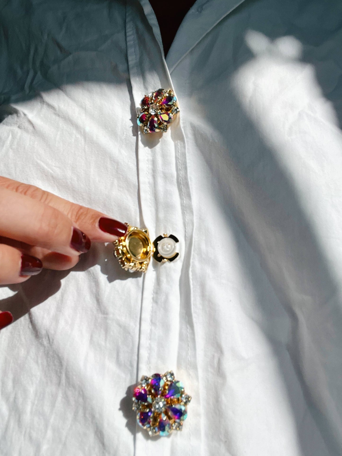 Bijoux de Bouton Emy – Breloque Fleur Irisée Bouton Or 5P