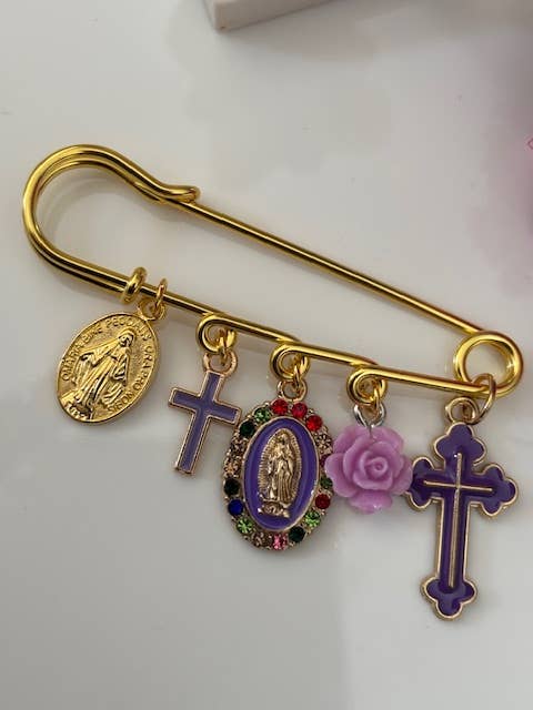 Broche croix médaille religieuse violet