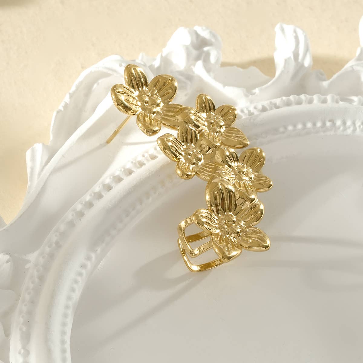 Bijou d’oreille doré avec cinq fleurs pétales côté droit