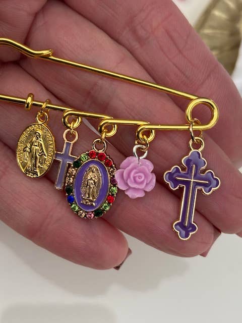 Broche croix médaille religieuse violet