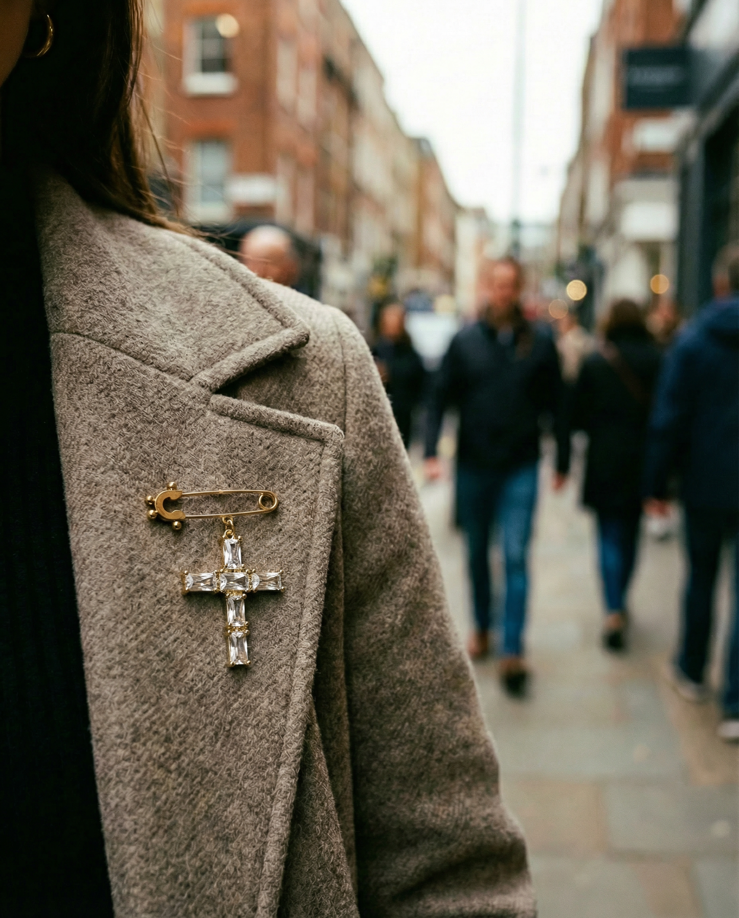 Broche ornée d'une croix en cristal — élégante broche religieuse pour manteaux