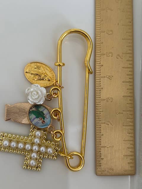 Broche croix médaille religieuse rose blanche