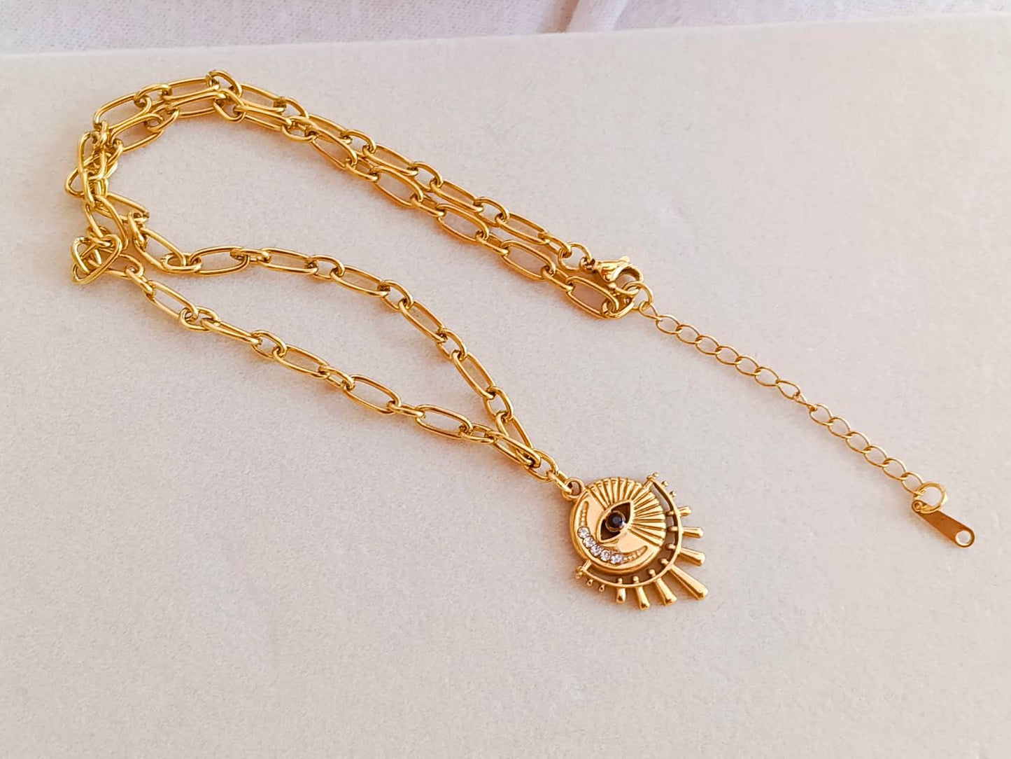 Collier œil  médaillon soleil et lune