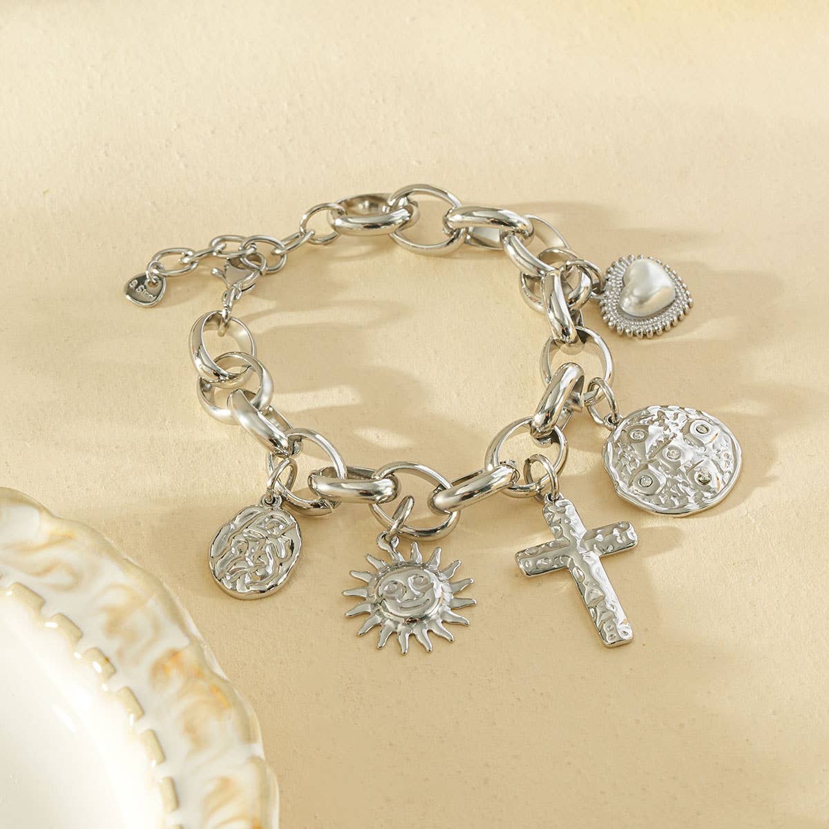 Bracelet croix chaîne argentée pendentifs martelés