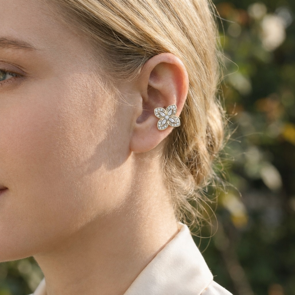 Bijou d’oreille EARCUFF argenté à motif fleur  pavée de strass