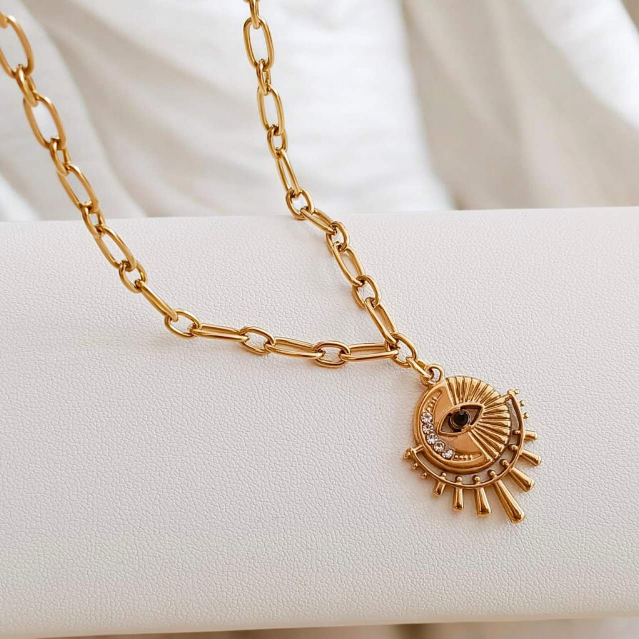 Collier œil  médaillon soleil et lune