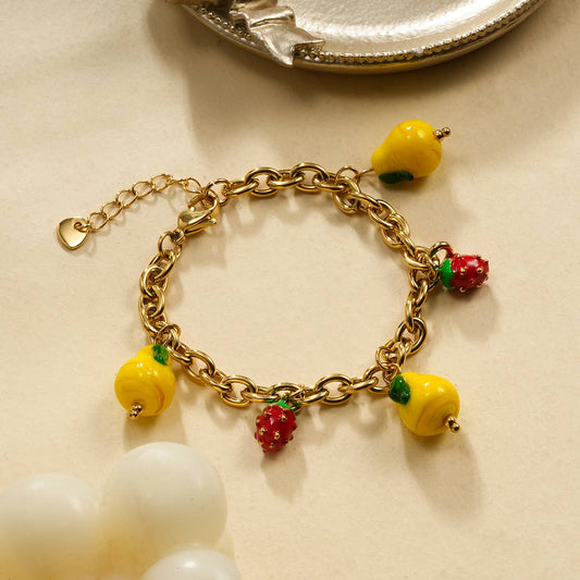Bracelet chaîne dorée fraise et citron – photo principale – Miss Cappuccino