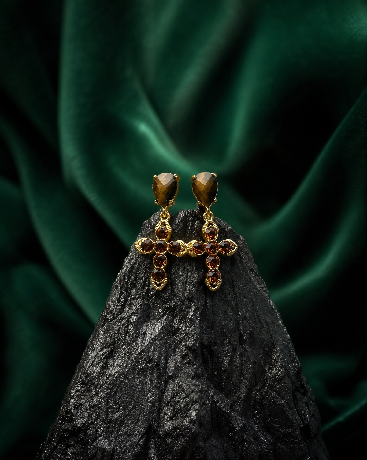 Boucles d'oreilles pendantes en croix | Zircon en pierre naturelle fait main: Tiger's Eye – photo principale – Miss Cappuccino