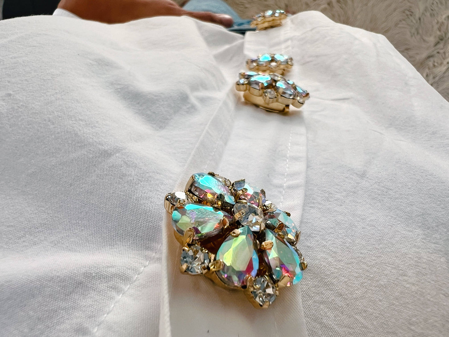 Bijoux de Bouton Emy – Breloque Fleur Irisée Bouton Or 5P