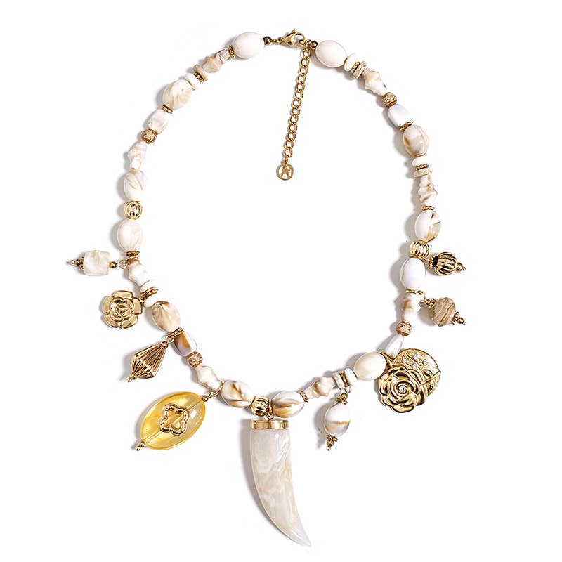 COLLIER À BRELOQUES AVEC PERLES EN PLASTIQUE ET PENDENTIFS AMULETTES