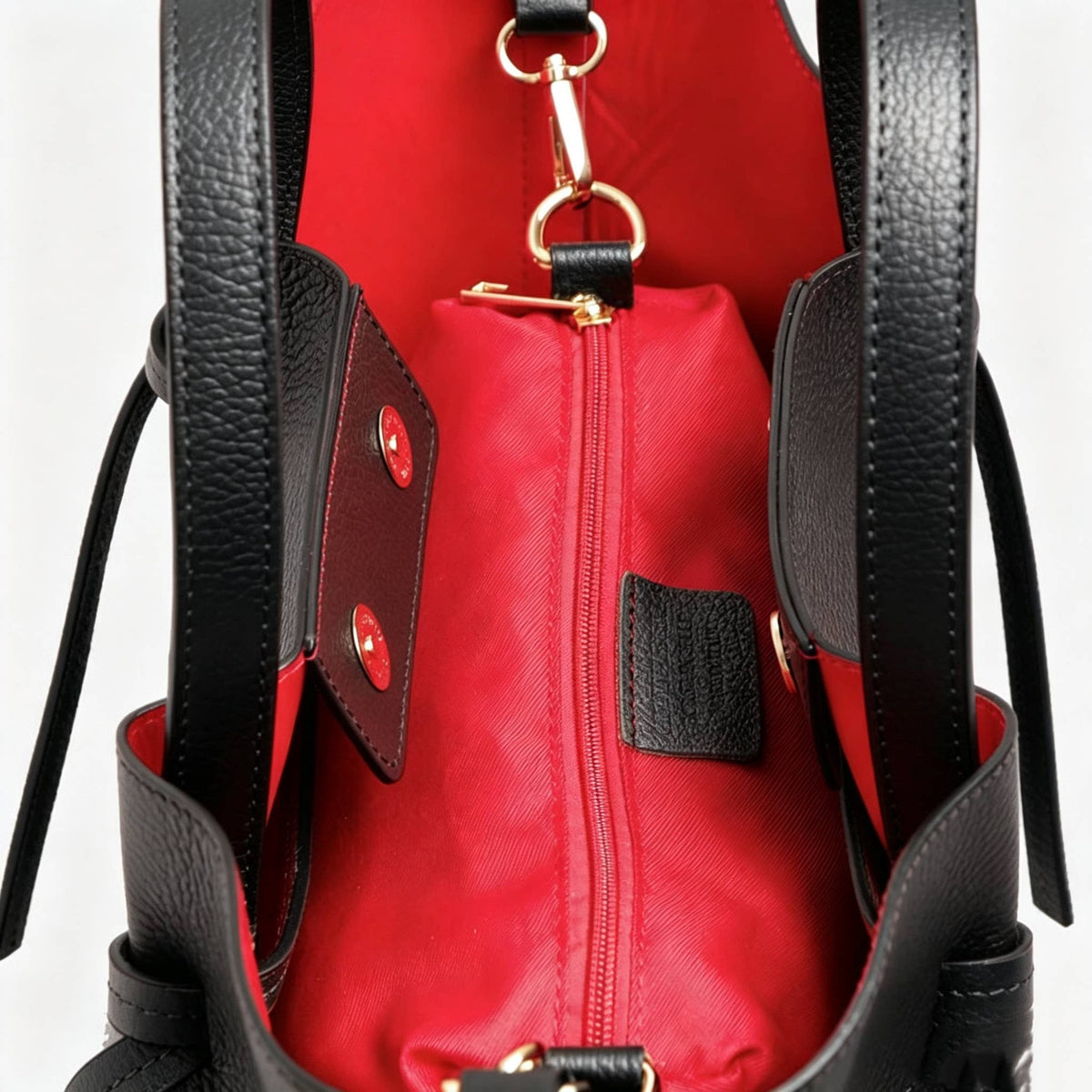 Sac à main en cuir grainé noir – Porté épaule avec pochette – photo 6 – Miss Cappuccino