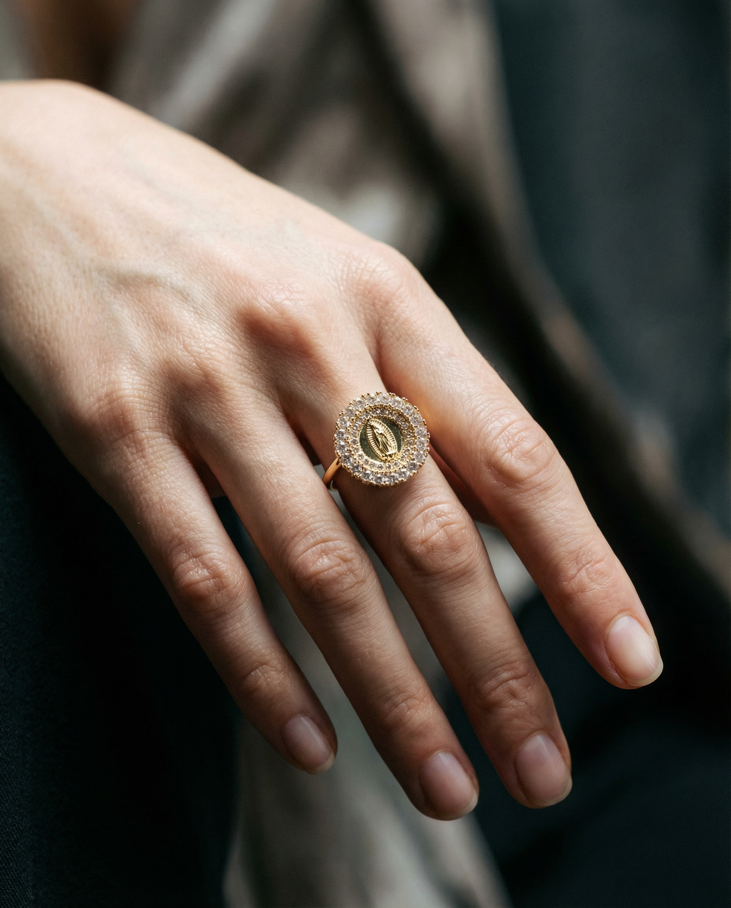 Bague catholique avec Vierge Marie et halo de zircon
