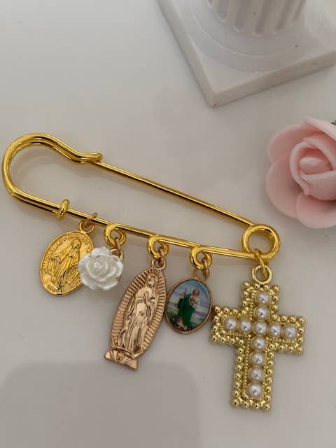 Broche croix médaille religieuse rose blanche
