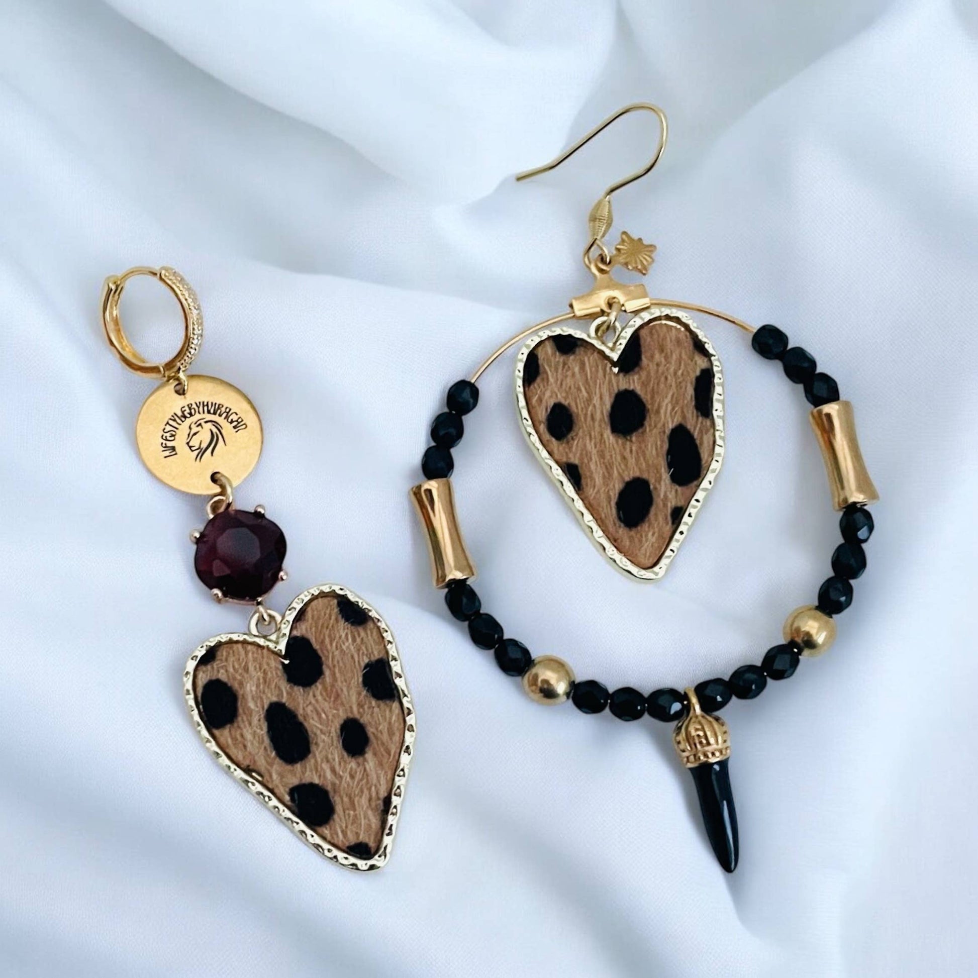 Boucles d'oreilles dépareillées à tendance animal. Perles de verre, acier inox, léopard... Un superbe mélange des matières pour un look unique et tendance. 