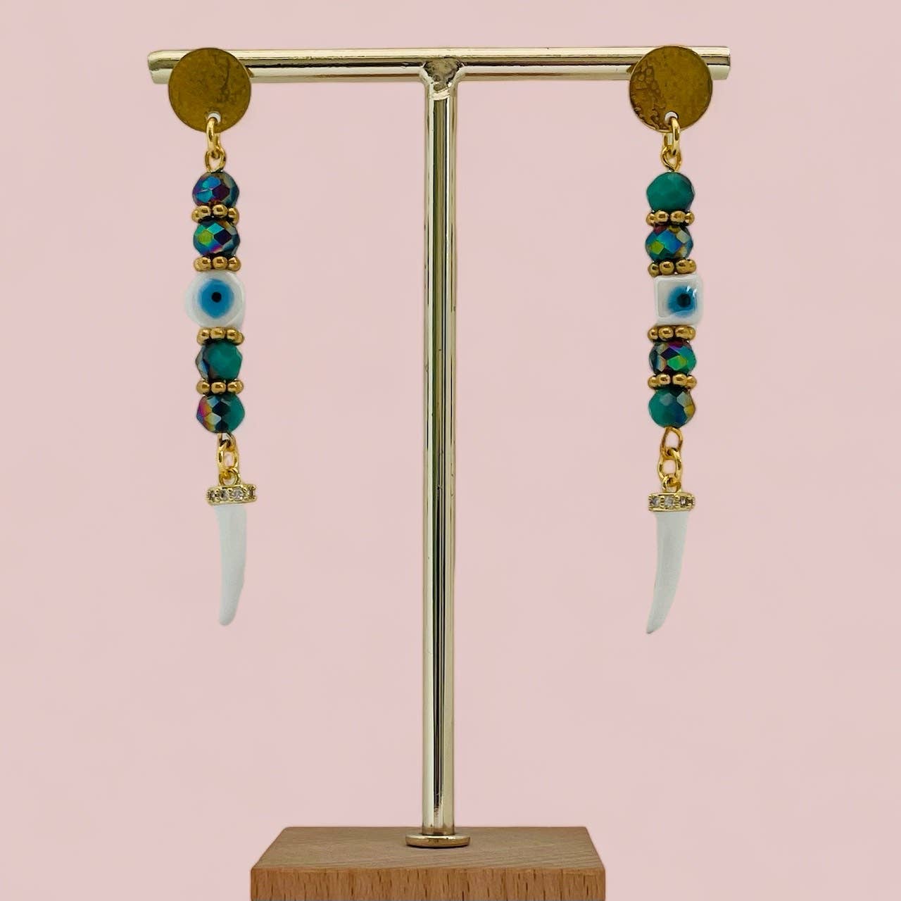 Boucles d'oreilles clous en acier inoxydable, perles de verre vertes à facettes. 
