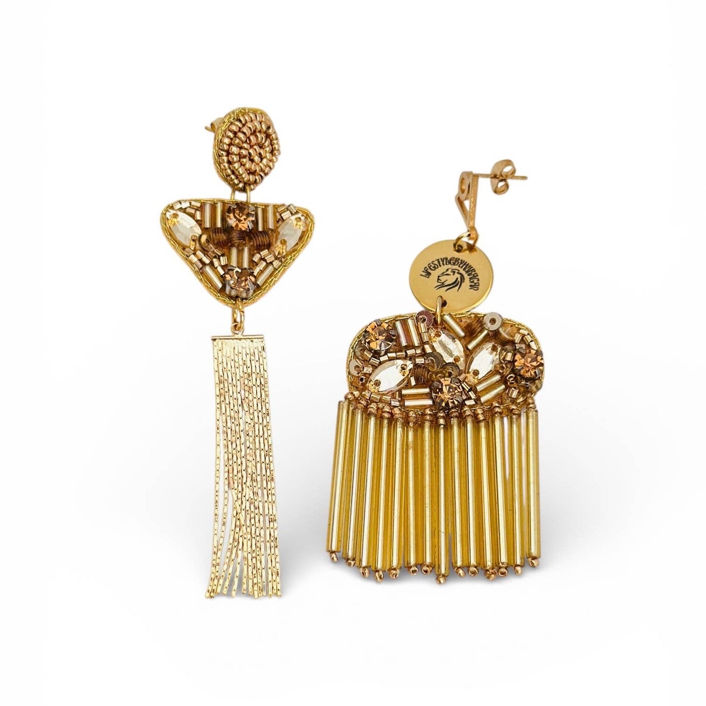 Découvrez les boucles d'oreilles Lina, une création bohème captivante qui célèbre l'asymétrie avec style. Chaque paire présente des perles en verre doré, offrant une allure unique et tendance parfaite pour les esprits libres. Ces boucles allient élégance intemporelle et modernité bohème, transformant votre look quotidien en déclaration de mode personnelle. Légères et confortables, elles s'adaptent à tous les styles, du casual au sophistiqué. Laissez-vous séduire par cette fusion d'authenticité et de raffine