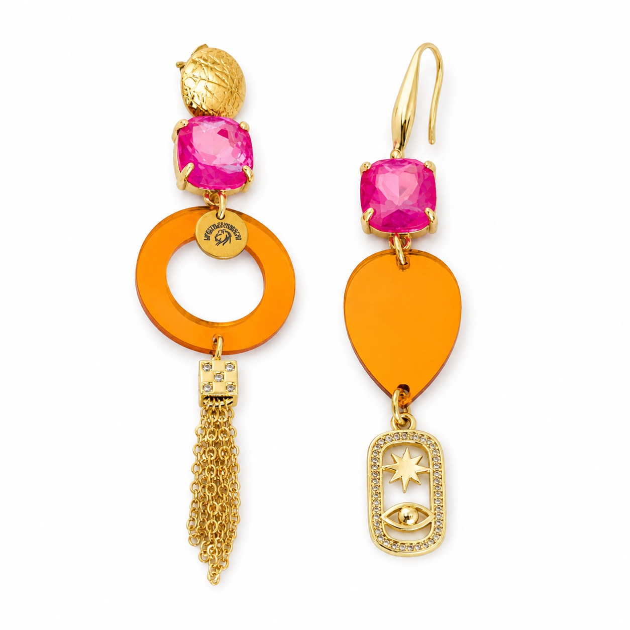 n modèle solaire et audacieux aux couleurs vibrantes. Ces boucles associent le plexi acrylique orange translucide, des strass facettés rose fuchsia et des finitions en acier inoxydable et laiton doré pour un rendu lumineux et tendance. Leur design asymétrique mélange cercle, goutte, chaînes dorées et pendentif œil étoilé, pour une touche bohème chic pleine de caractère. Détails : Plexi acrylique orange translucide Acier inoxydable et laiton doré strass facettés rose fuchsia Design asymétrique original Chaîn