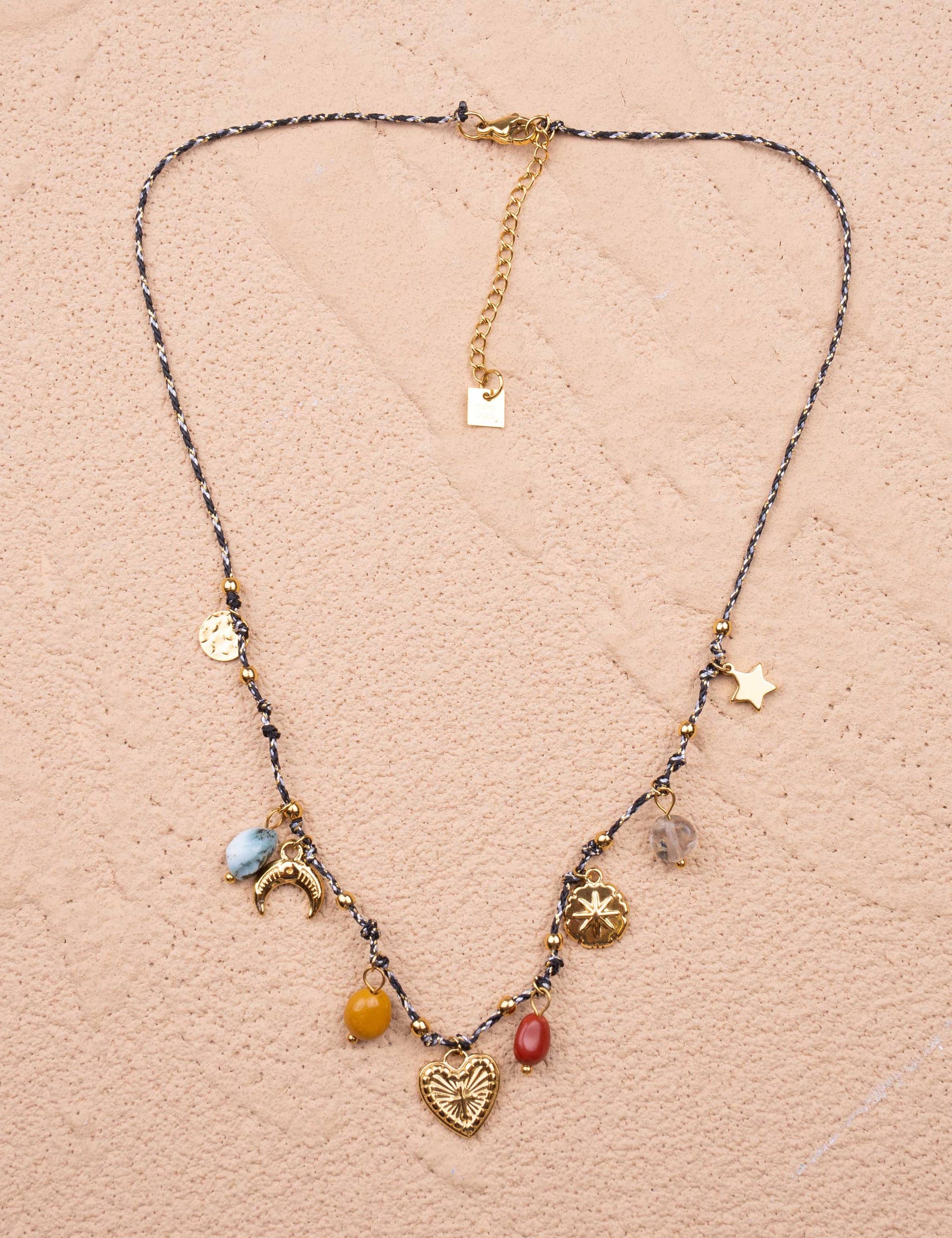 Collier AMOR : élégance intemporelle en acier inoxydable. Ce bijou créatif allie durabilité et style, parfait pour sublimer votre silhouette au quotidien. Résistant à la corrosion, il conserve son éclat naturel sans entretien excessif. Un accessoire polyvalent qui s'adapte à tous vos looks, du casual au sophistiqué