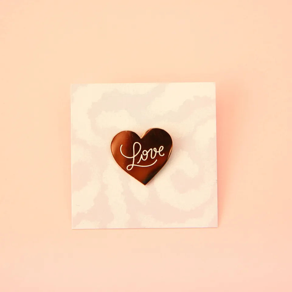 Pin's Love – pin émaillé blanc doré – photo principale – Miss Cappuccino