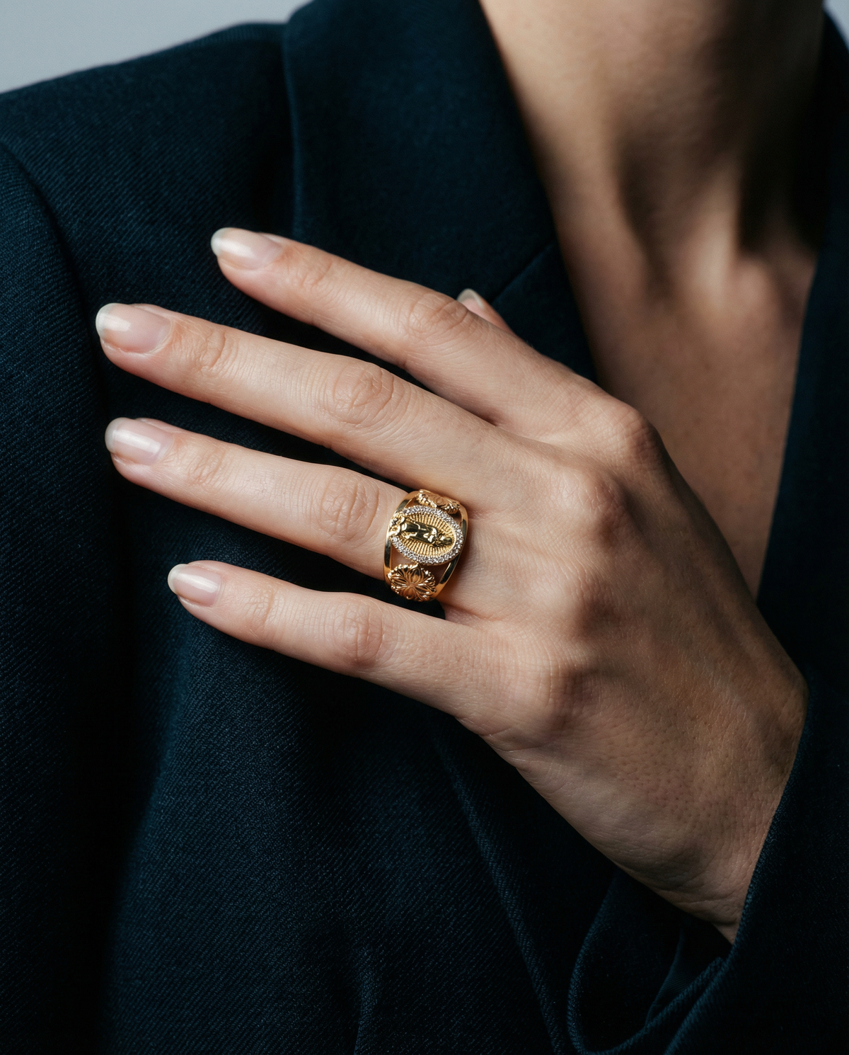 Bague catholique plaquée or avec médaillon de la Vierge Marie – photo principale – Miss Cappuccino