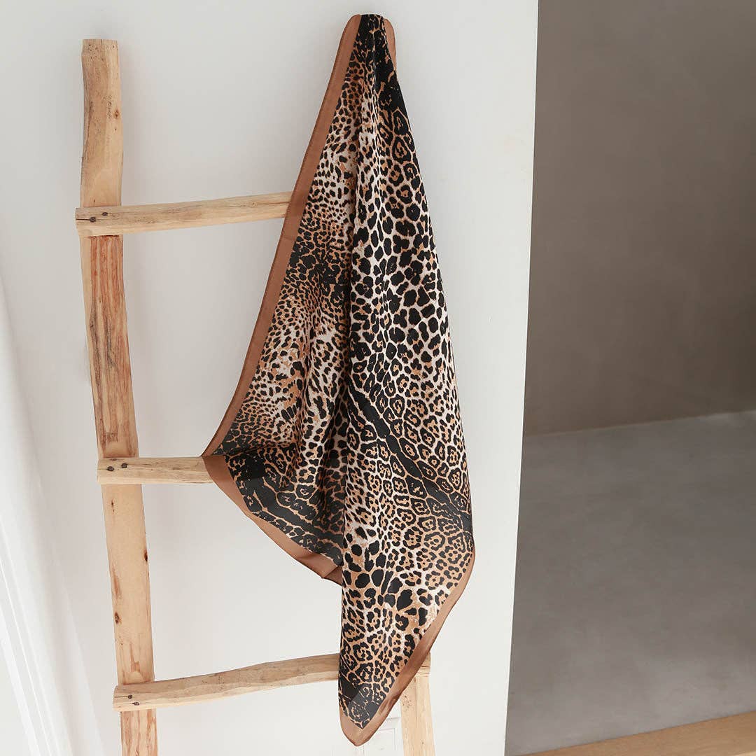 Foulard bandana en satin motif léopard