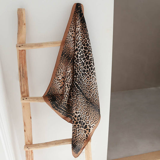 Foulard bandana en satin motif léopard
