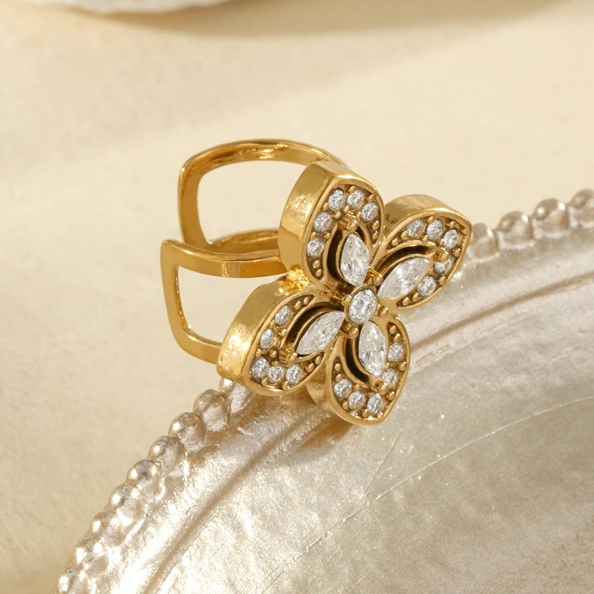 Bijou d’oreille doré à motif fleur  pavée de strass