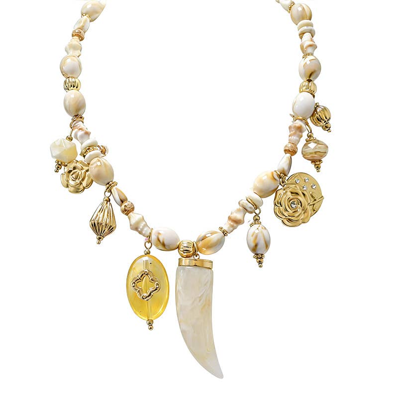 COLLIER À BRELOQUES AVEC PERLES EN PLASTIQUE ET PENDENTIFS AMULETTES