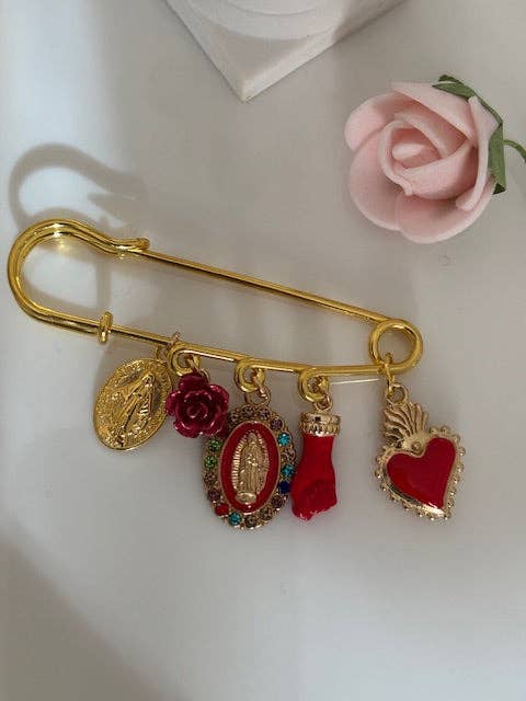 Broche épingle porte bonheur, vierge rouge