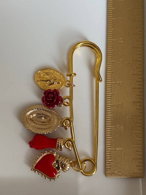Broche épingle porte bonheur, vierge rouge