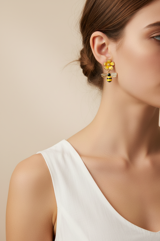 Boucles d'oreilles Abeille & Fleur – Émail Jaune & Cristaux Dorés – photo principale – Miss Cappuccino