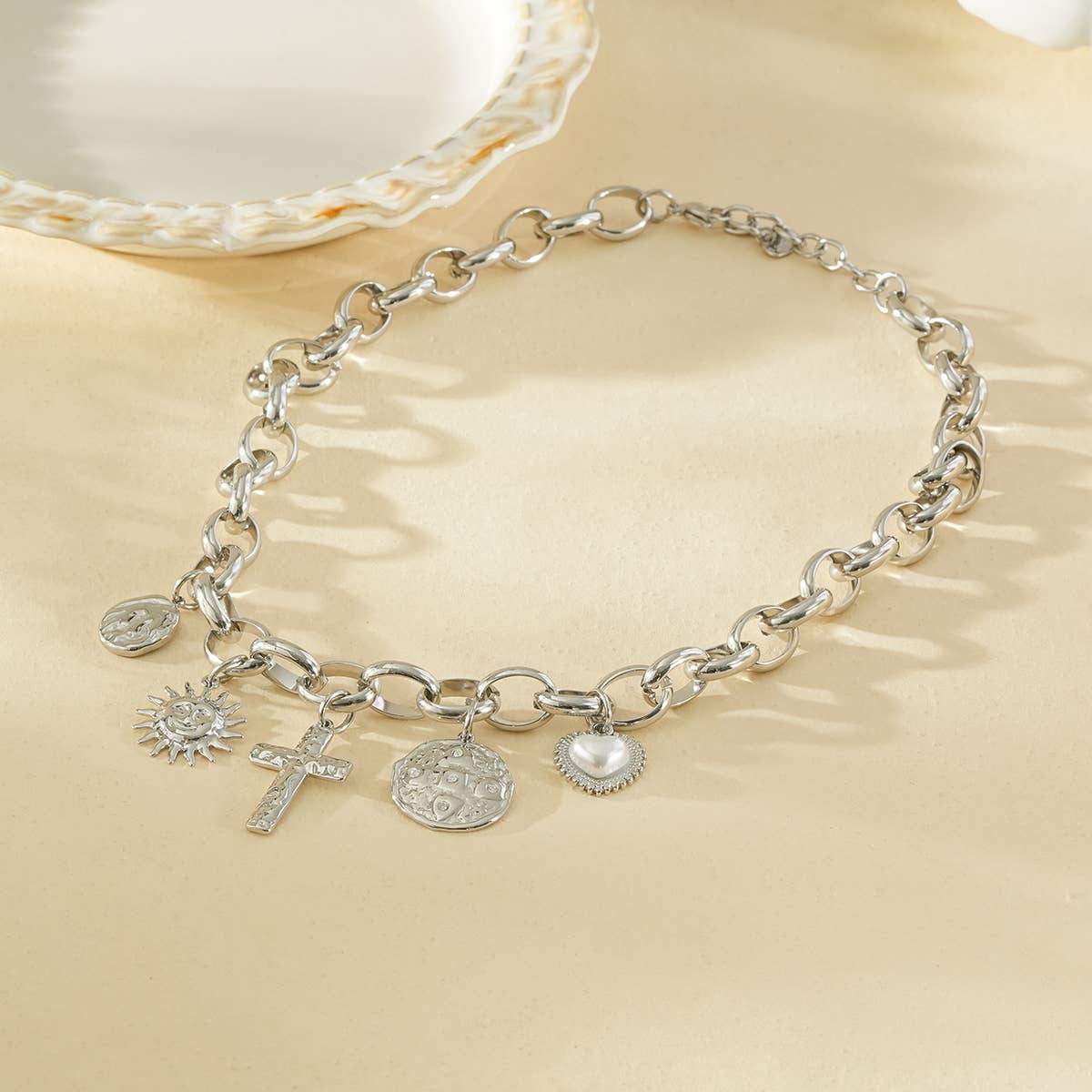 Collier croix  chaîne argentée pendentifs martelés