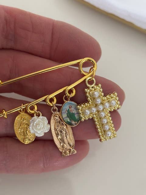 Broche croix médaille religieuse rose blanche