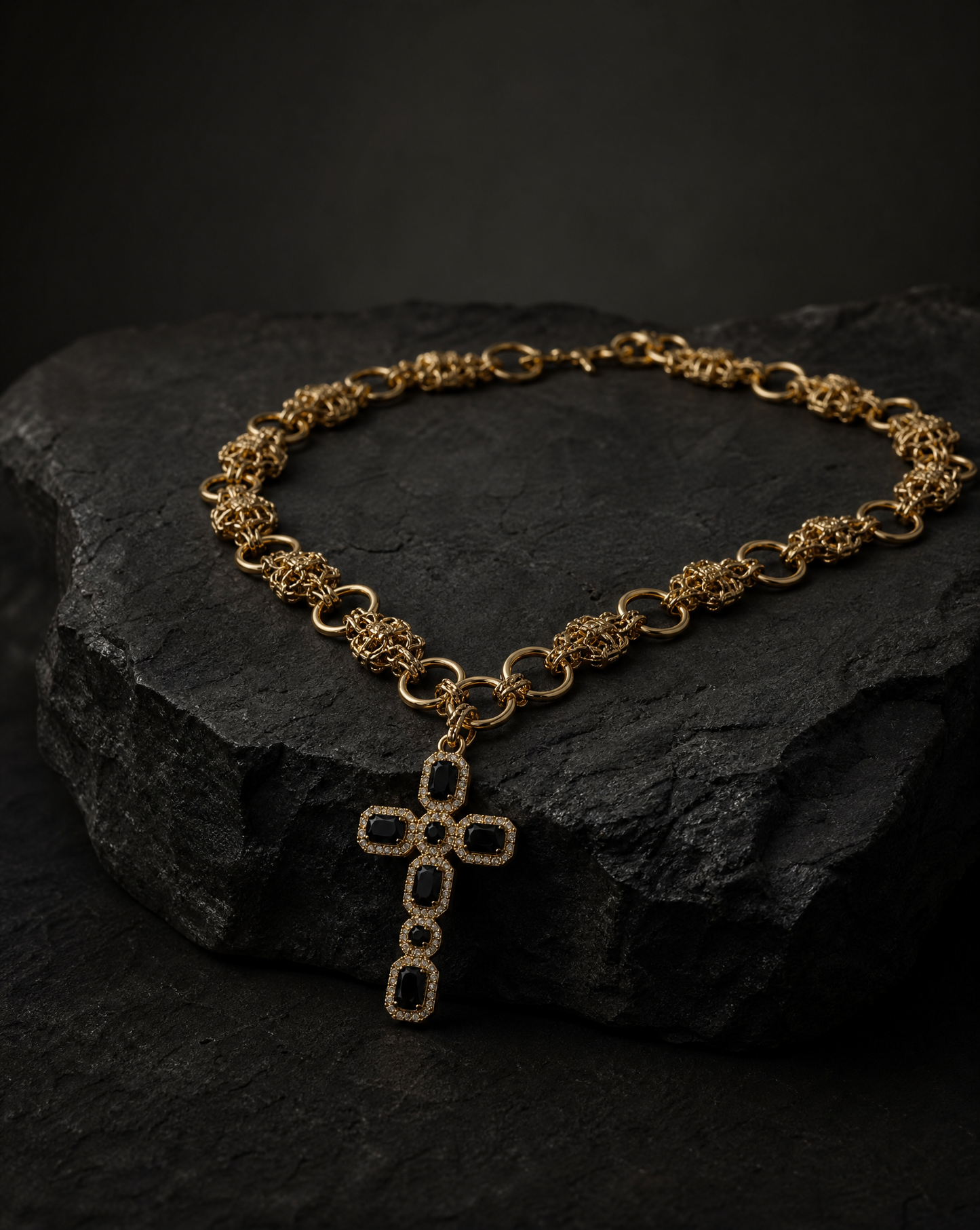 Collier pendentif croix noire en zircone cubique · Chaîne nœud byzantin · Déclaration catholique